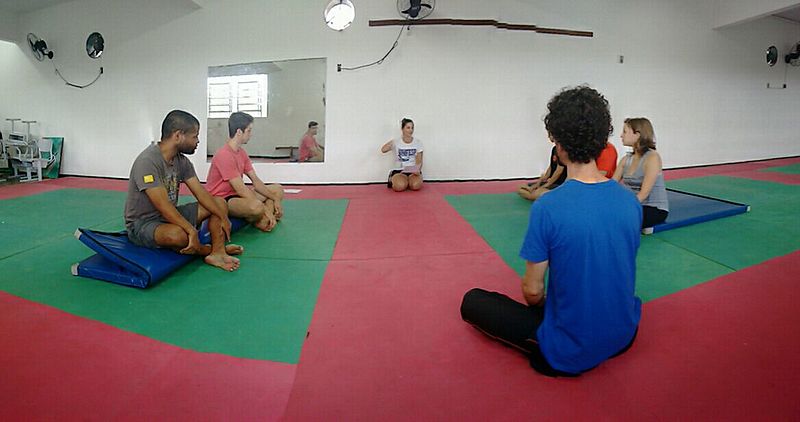 File:Praticantes realizando as atividades de meditação.jpeg