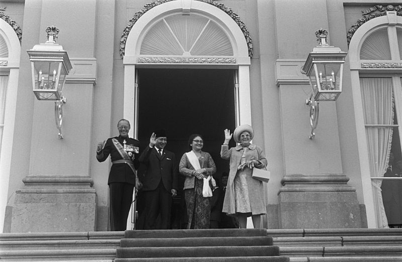 File:President Soeharto op Huis ten Bosch , Den Haag; v.l.n.r. Prins Bernhard, President Soeharto, mevrouw Soeharto, koningin Juliana.jpg