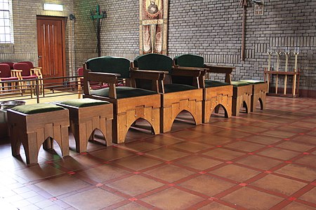 Fotografie dřevěných sedadel v kostele.