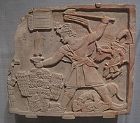 Traces de peinture sur un relief représentant le prince Arikhankharer frappant ses ennemis, de la période méroïtique du royaume de Kush, début du 1er siècle de notre ère