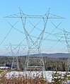 Nadzemní vedení zvlášť vysokého napětí 750 kV v Quebecu.