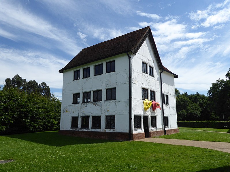 File:Queen Elizabeth's Hunting Lodge exterior.JPG