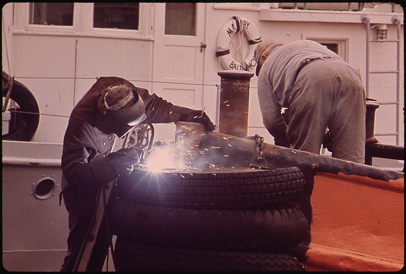 File:REPAIR WORK AT A SMALL BOAT YARD ON THE SHORE OF CURTIS BAY IN THE BALTIMORE HARBOR - NARA - 546818.jpg