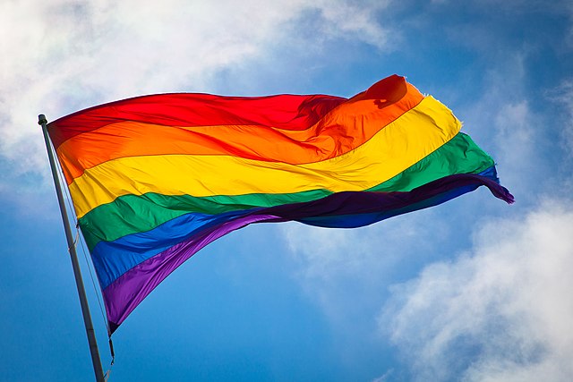 640px-Rainbow_flag_breeze.jpg (640×427)