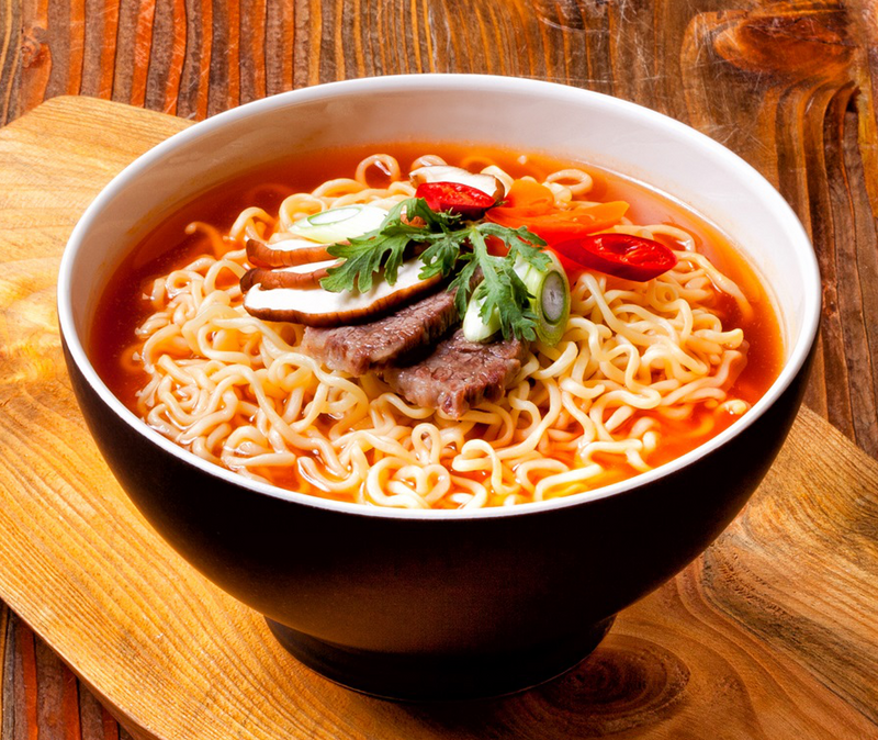 Ramen istantaneo coreano piccante o ramyun con uova sode, funghi e