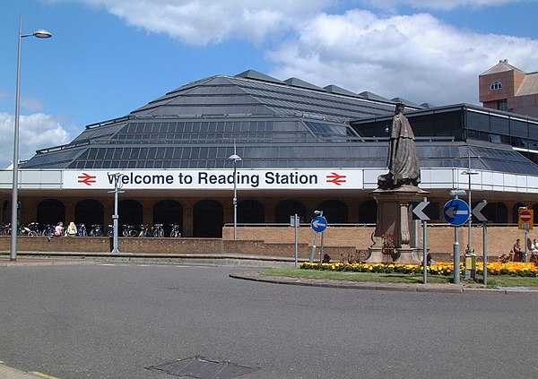 The 1989 concourse of Reading railway station now occupies the site of the SER station