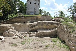 Overblijfselen van het kasteel van Čekli.jpg