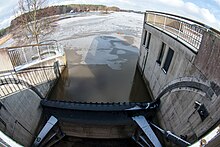 Ausleitbauwerk der Rothsee-Vorsperre mit Strandhaus Birkach am Nordufer