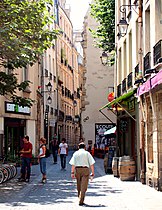 La rue Quincampoix en 2010.（カンカンポワ通り。凡そ800年前に設けられた通り。1860年からの「パリ改造」を契機にパリ中心街の入り組んだ狭い路地も再編整備された。）