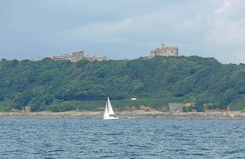 File:Sailing by Pendennis Castle (28456510243).jpg
