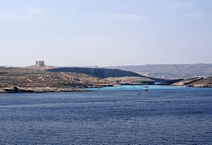 Udsigt fra Gozo over Gozo-kanalen til Comino og Cominotto, i baggrunden Malta