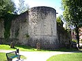 Vestiges des fortifications et stèles mérovingiennes.