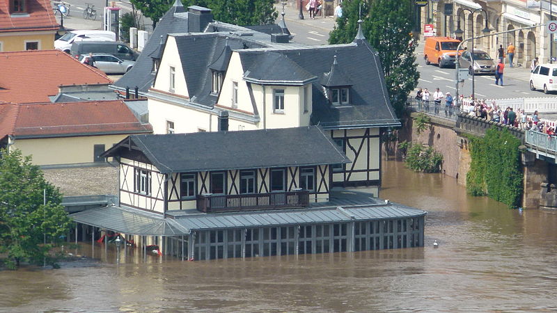 File:Schillergarten Dresden im Hochwasser.JPG