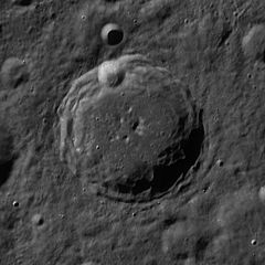 Schjellerup кратері LROC полярлы mosaic.jpg