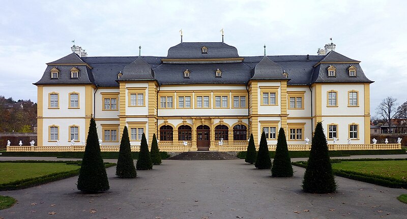 File:Schloss Veitshöchheim, 1.jpg