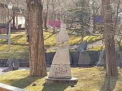 «Արմենուհի» քանդակ, հեղինակ՝ Հռիփսիմե Սիմոնյան, գտնվում է Սիրահարների այգում