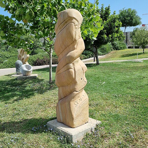 File:Sculpture by Esti Sahiak Har Lev in Anava park 2015.jpg