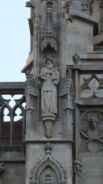 File:Sculptures on the facade of Barcelona Cathedral 03.jpg