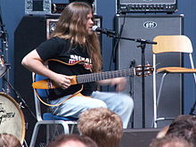 Mattias Eklundh an einer Silent Guitar