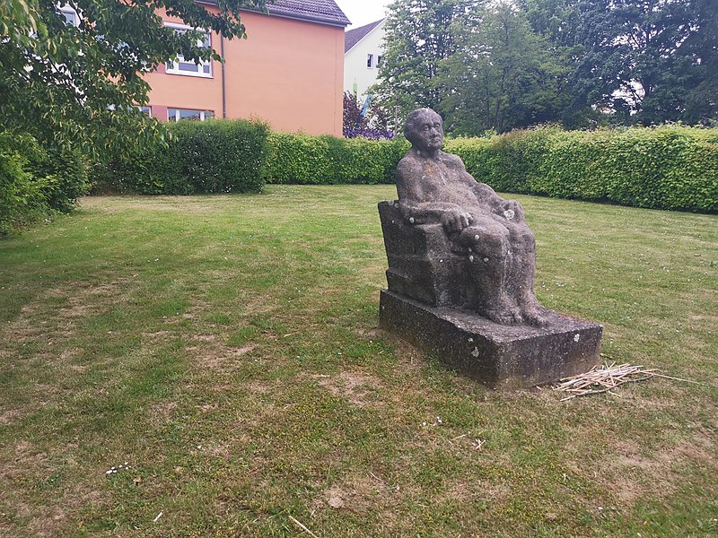 File:Skulptur Schule Behringen 2020-06-03 5.jpg