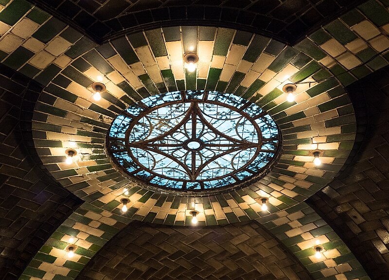 File:Skylight in the abandoned City Hall Station (32155).jpg