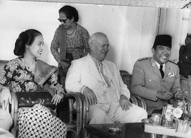 File:Soekarno (rechts) ontvangt Chroestjov in Paleis Bogor, links mevrouw Hartini, Bestanddeelnr 924-7765 (cropped).jpg