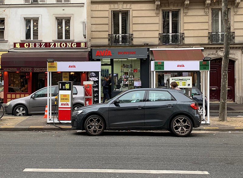 File:Station-essence, avenue Kléber (Paris).jpg