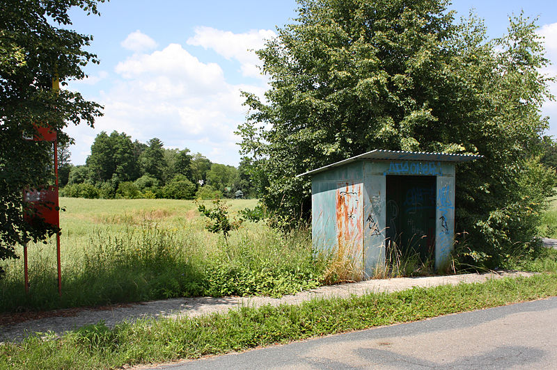 File:Strančice, Sklenka, old bus stop.jpg