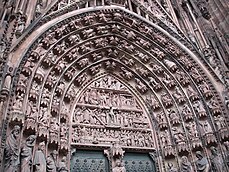 Arquivoltas rodeando un tímpano de la fachada oeste de la catedral de Estrasburgo, Francia.