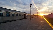 24.–25. KW Sonnenuntergang an einem Bahnhof der Société nationale des transports ferroviaires algériens (SNTF) in der Küstenstadt Oran (2018).