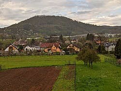 Vrch Třebovské hradisko (vpravo) s přírodní památkou a sousední Dubina od jihozápadu