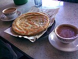 Paratha servido con té.