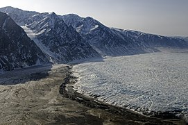 Конечная точка ледника Уорди на северо-востоке Гренландии с небольшой конечной мореной.jpg