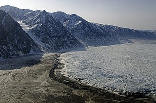 <span class="mw-page-title-main">Terminal moraine</span> Type of moraine that forms at the terminal of a glacier