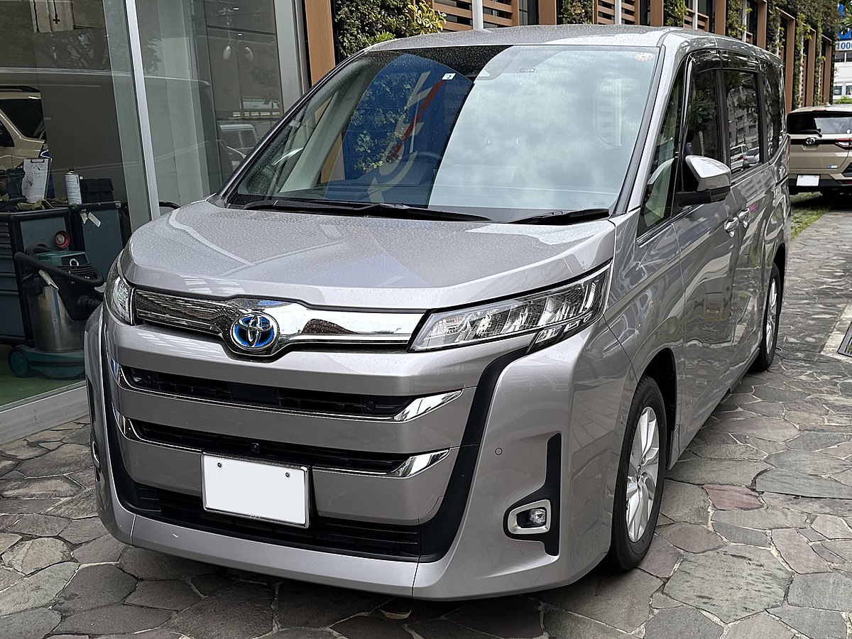 File:Toyota NOAH HYBRID Z 2WD (6AA-ZWR90W-APXQB) front.jpg 