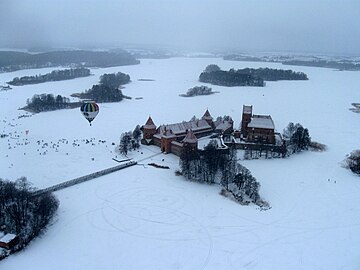 Immagine aerea del lago d'inverno.