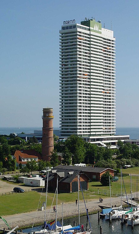 Travemuende Leuchtturm mit Maritim