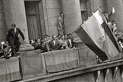 Tripulación de la trainera de Orio, ganadora de la Bandera de la Concha, ondeando la bandera en el balcón del Ayuntamiento (2 de 2) - Fondo Marín-Kutxa Fototeka.jpg