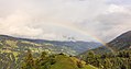 Zicht vanaf balkon van hotel. Regenboog.