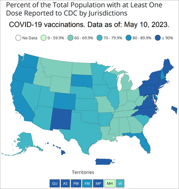 VS.  Percentage mensen dat ten minste één COVID-19-dosis ontving, meldde zich bij de CDC per staat of gebied voor de totale bevolking.png