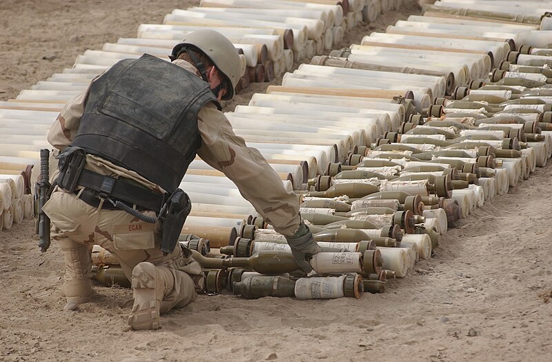 File:US Navy 020220-N-3236B-037 Navy Explosive Ordnance Disposal (EOD) Technician.jpg