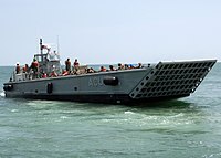 US Navy 090615-N-6676S-456 Landing Craft Mechanized (LCM) 14, asignitaj al Assault Craft Unit (ACU) 2, transportoj maristoj, soldatoj kaj marsoldatoj dum operacioj apogantaj Junto-loĝistiko super-la-marbordo- (JLOTS) eksercises.jpg