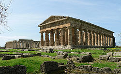 В Пестум се намират три от най-добре запазените древногръцки храмове, включително два на Хера (на снимката)