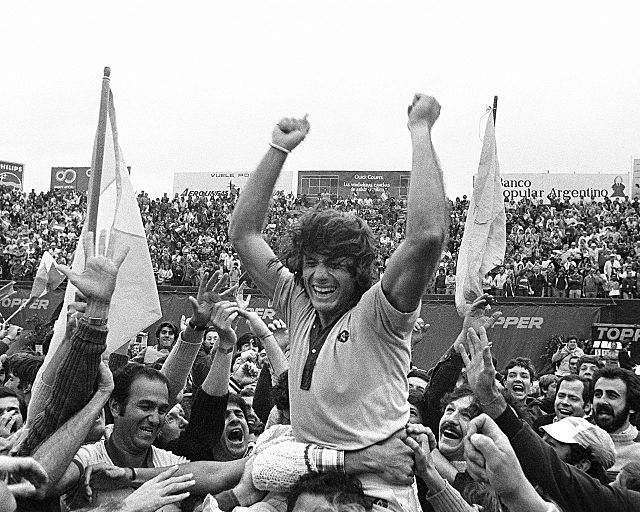 Vilas after winning the Buenos Aires Open and securing the first place in the 1977 Grand Prix Circuit.