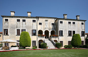 La villa Godi Malinverni à Lugo di Vicenza (Italie), inscrite sur la liste du patrimoine mondial au sein des villas de Palladio en Vénétie. (définition réelle 4 313 × 2 783)