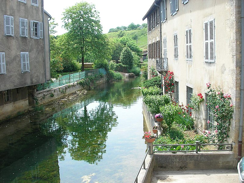 File:Village et rivière (Arbois) (2).jpg