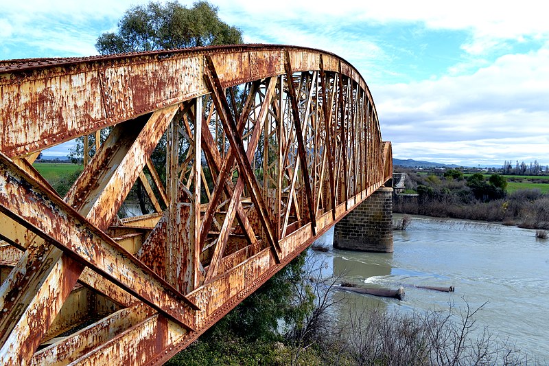 File:Vista del Puente ferroviario sobre el Rio Perquilauquen.JPG