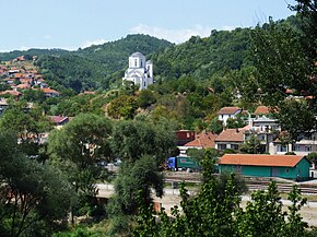 Vladičin Han - iglesia y estación de tren.JPG
