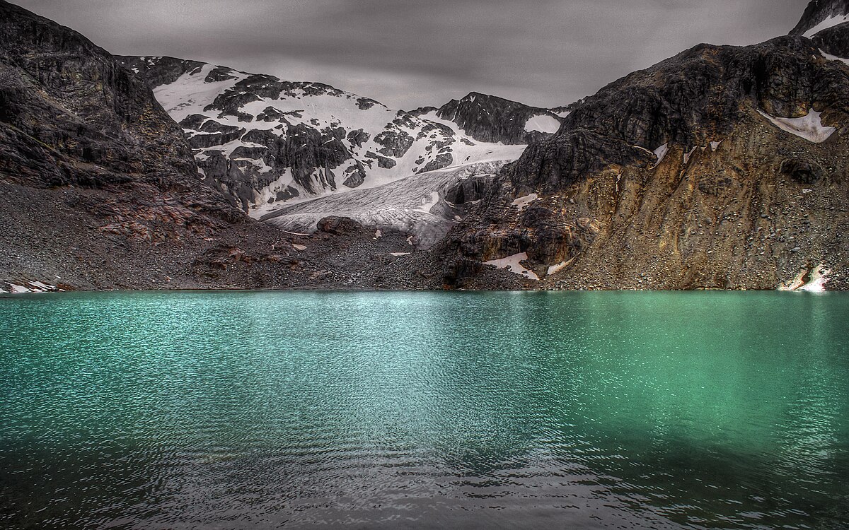 Холодное озеро отзывы. Wedgemount Lake. Холодное озеро. Самое Холодное озеро. Холодное озеро фото.