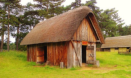 Бесплатное жилище. Anglo-Saxon House. Anglo Saxon Village. Саксонские жилища v века. Деревянные дома старые англосаксы.